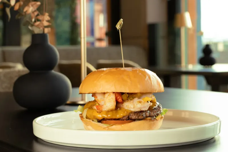 Jays Rootop Burger Saftiges 100% 170g Beef-Patty aus der Steiermark, gegrillte Black Tiger Garnele, Chilli Mango Salza